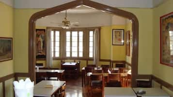 Breakfast, lunch and dinner served