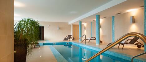Piscine couverte, accès possible de 09 h 00 à 21 h 00, chaises longues
