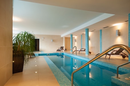Indoor pool, open 9 AM to 9 PM, pool loungers. Hotel Rotondo