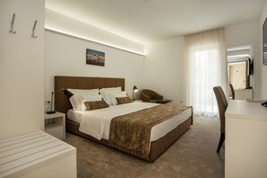 ميني بار وخزنة داخل الغرفة ومكتب ومساحة عمل للكمبيوتر المحمول