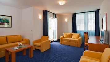 Minibar, safe på rommet, skrivebord og skrivebord for bærbar PC