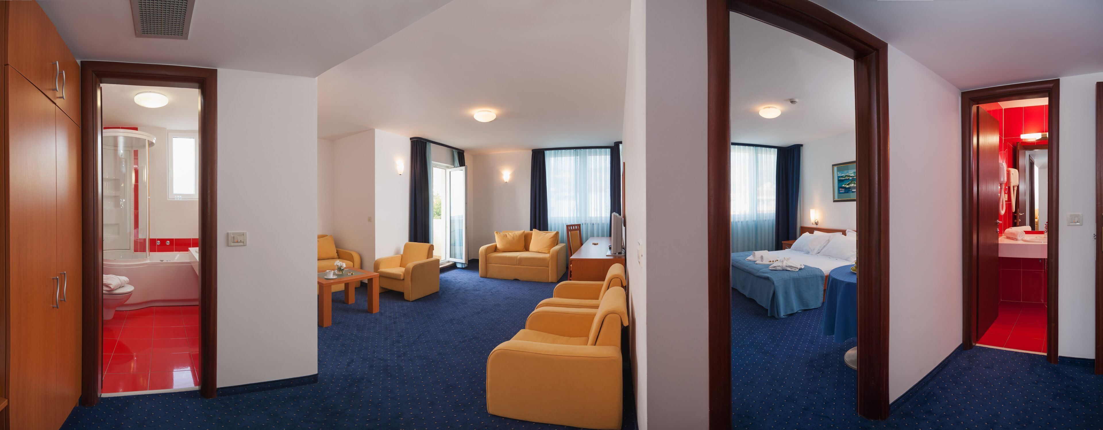 ميني بار وخزنة داخل الغرفة ومكتب ومساحة عمل للكمبيوتر المحمول