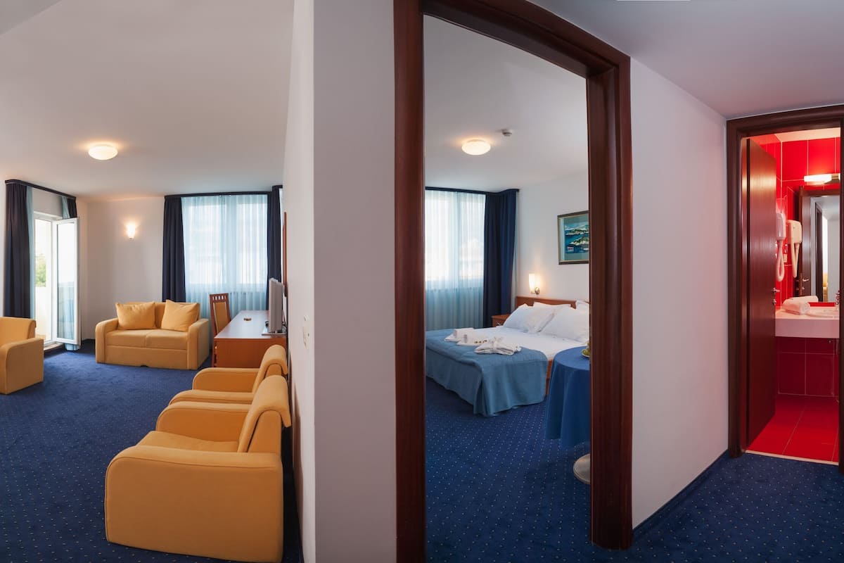 ميني بار وخزنة داخل الغرفة ومكتب ومساحة عمل للكمبيوتر المحمول