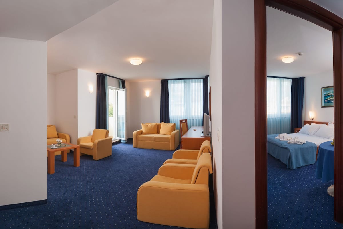 apartment, 1 queen bed, balcony | 1 bedroom, minibar, in-room safe, desk