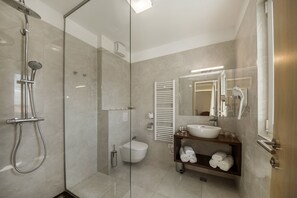 Superior Double or Twin Room, Annex Building | Bilik Mandi | Pengering rambut, jubah mandi, tuala disediakan 