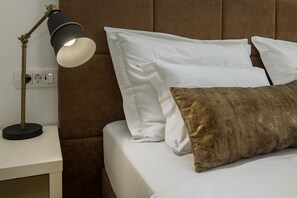 Habitación superior con 1 cama doble o 2 individuales, en edificio anexo | Minibar, caja fuerte, escritorio y espacio para trabajar con un portátil
