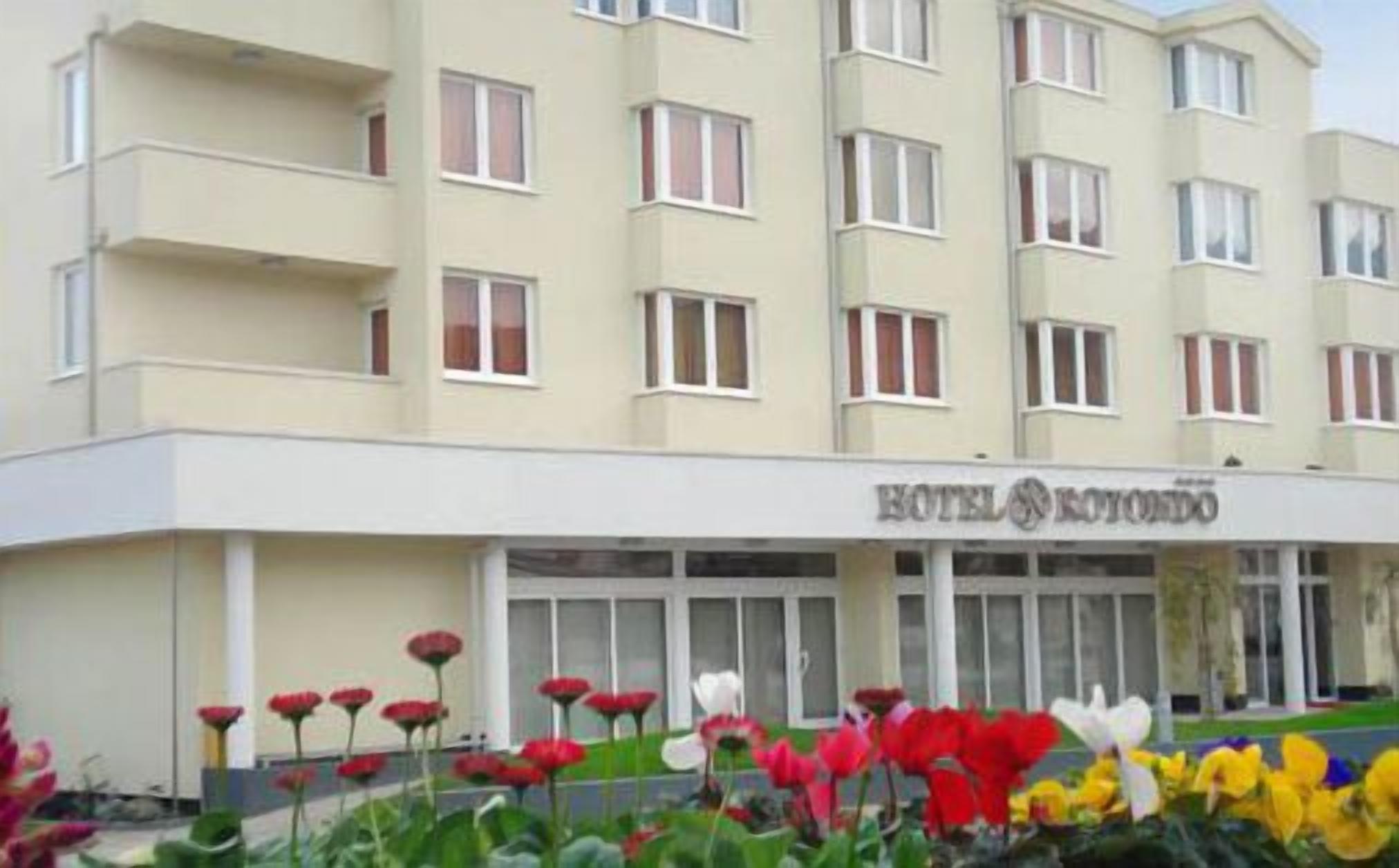 Un edificio de hotel con numerosas ventanas y un letrero que dice 'HOTEL & RESTAURANT'.