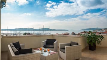 Deluxe Double Room, 1 Queen Bed, Balcony | Balcony