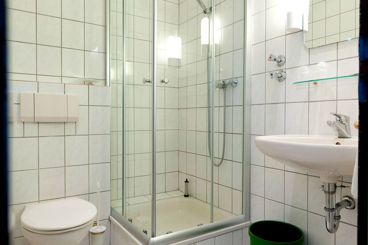 comfort single room | bathroom | free toiletries, towels