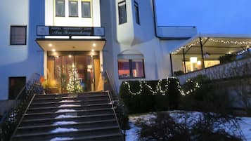 Boendets fasad - kvÀll/natt