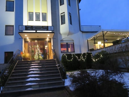 Fachada de la propiedad por la tarde o noche