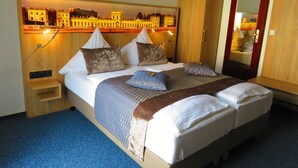 Ein Hotelzimmer mit einem großen Bett, einem Kopfteil mit Stadtblick, einem Nachttisch aus Holz und einem Spiegel an der Wand.