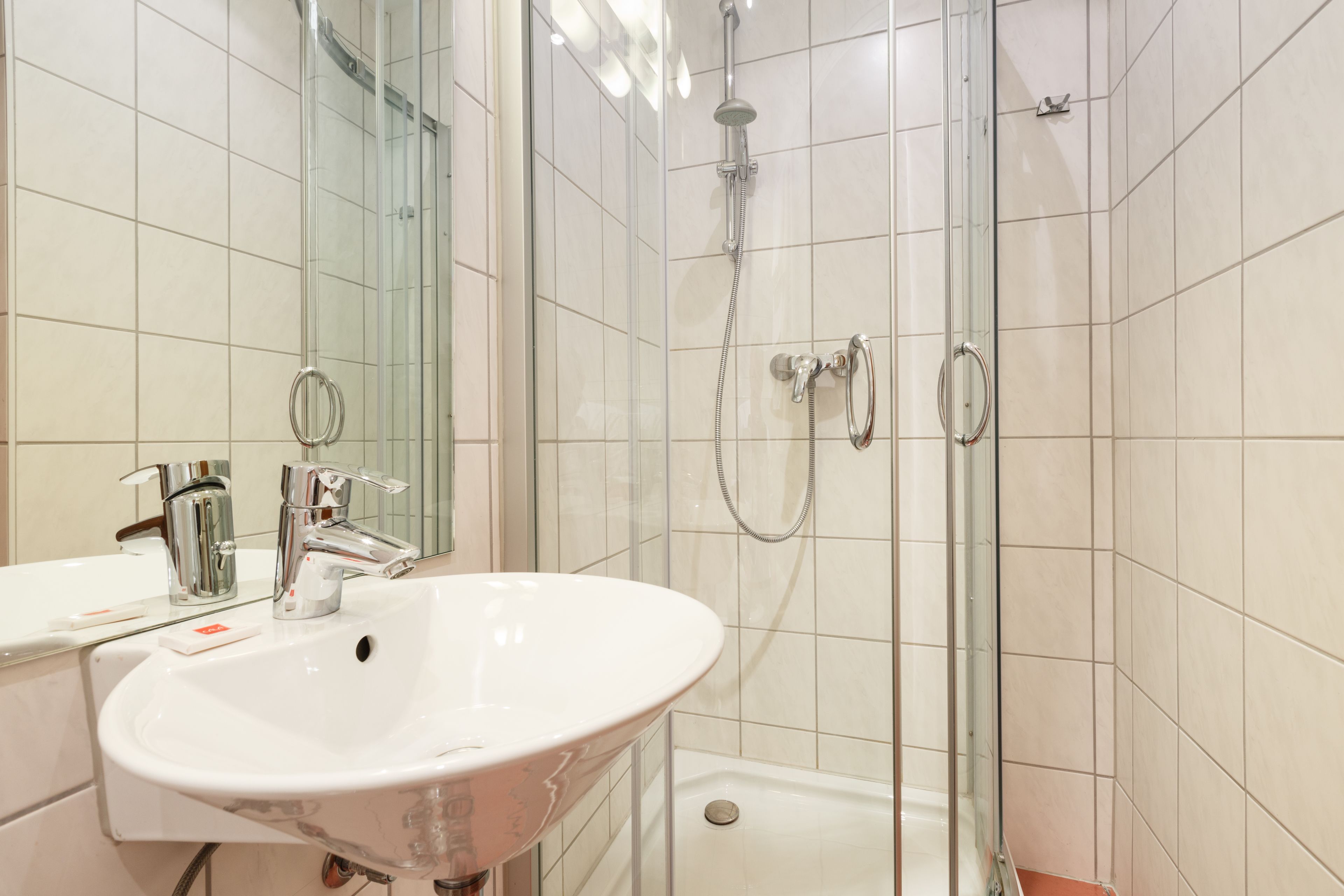 single room | bathroom | free toiletries, towels