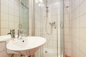 Camera singola | Bagno | Set di cortesia gratuito, asciugamani