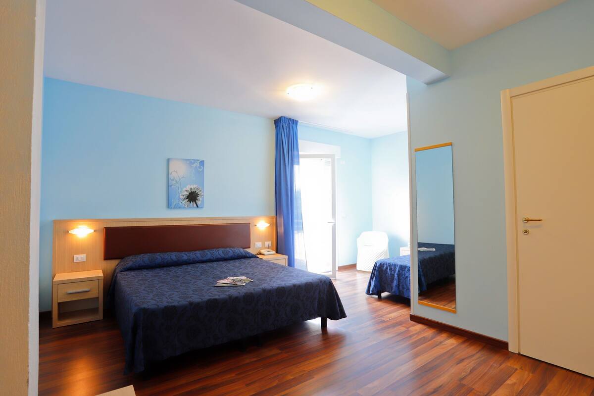 minibar, in-room safe, desk, rollaway beds