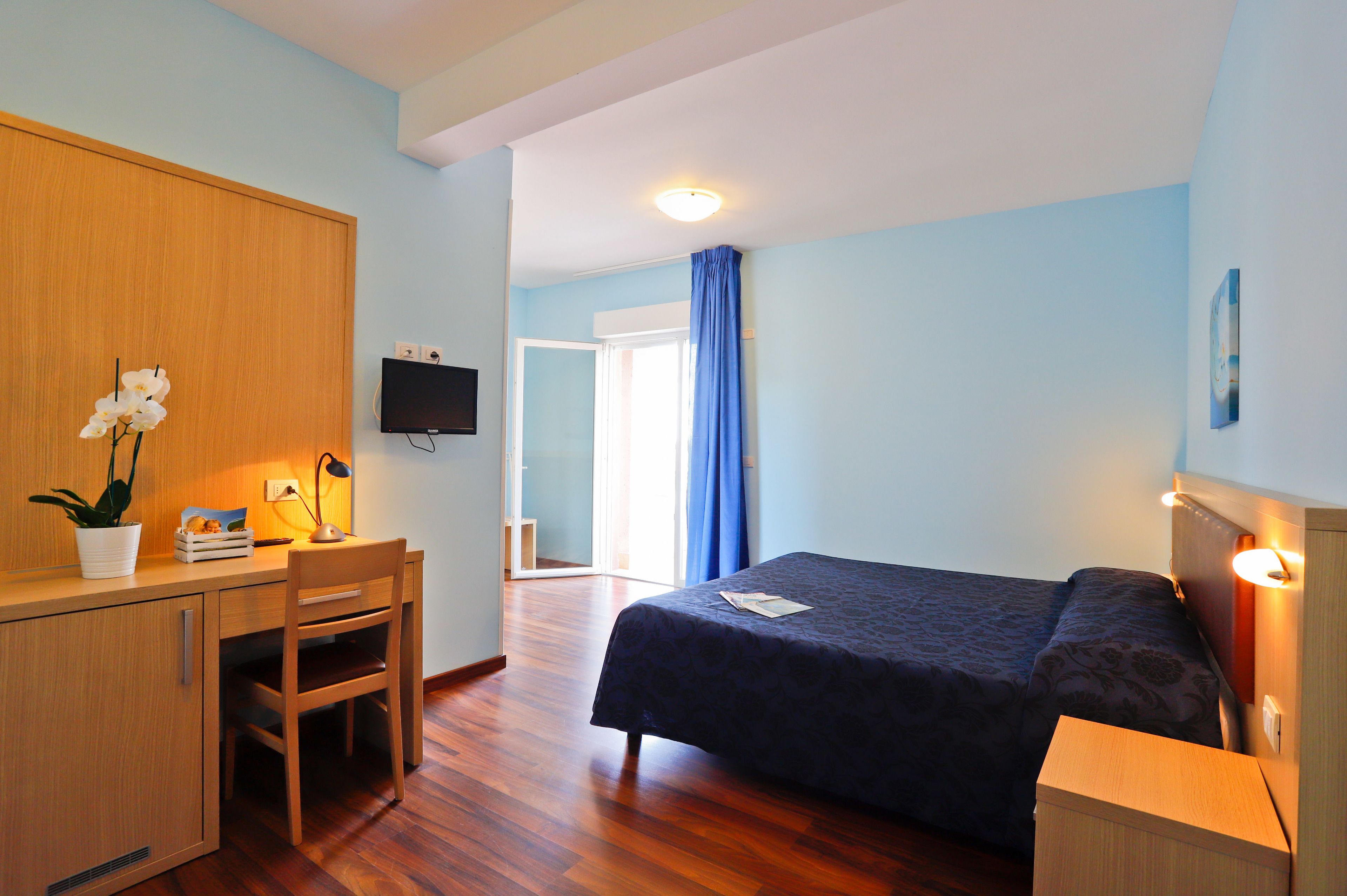 minibar, in-room safe, desk, rollaway beds