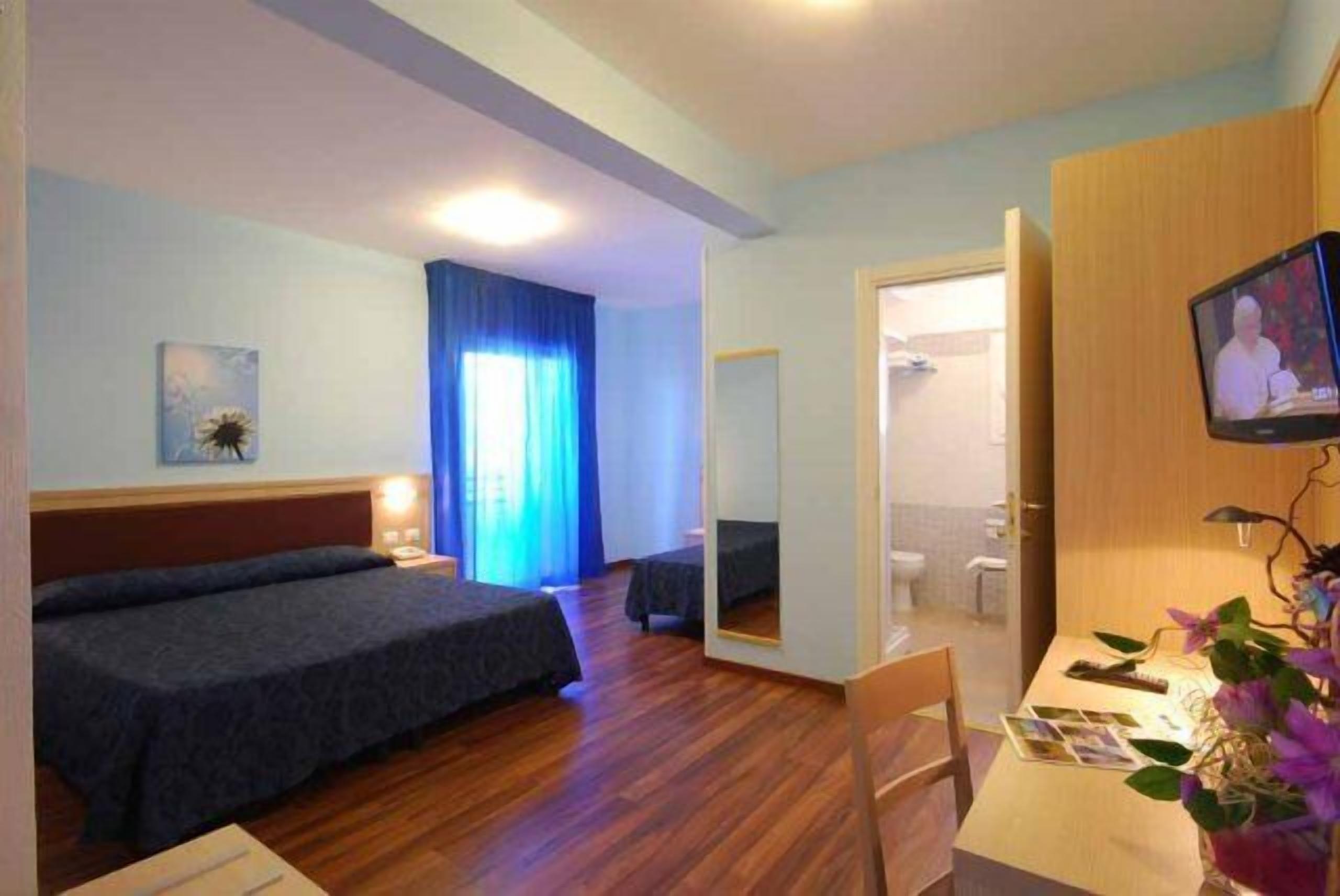 minibar, in-room safe, desk, rollaway beds