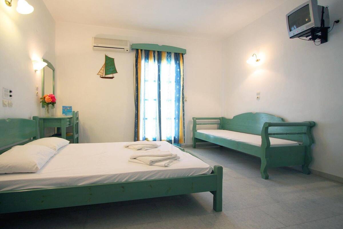 Standard-Dreibettzimmer | Zimmersafe, Bügeleisen/Bügelbrett, kostenlose Babybetten