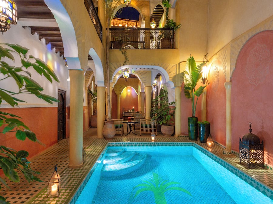 Innendørsbasseng og solsenger