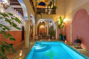 Piscina coperta, con ingresso dalle 10:00 alle 19:00, lettini