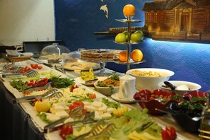 Desayuno buffet (EUR 10 por persona) 
