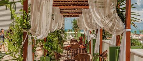 Piscine extérieure, parasols de plage, chaises longues