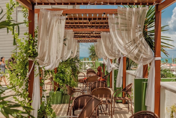 Una piscina al aire libre, sombrillas, sillones reclinables de piscina