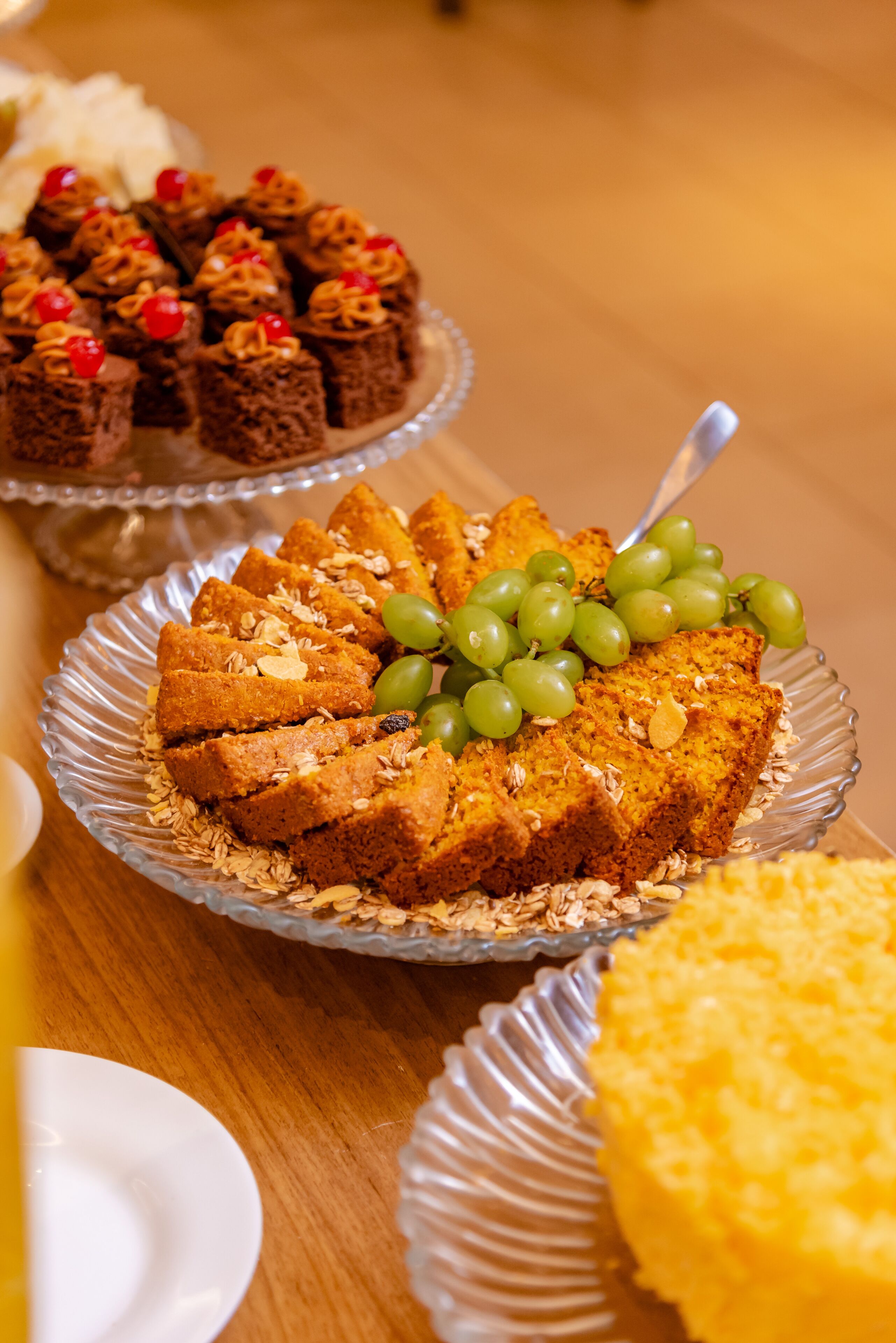 Una variedad de postres sobre una mesa, incluyendo pasteles y fruta.