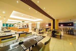S'hi serveixen esmorzars, dinars, sopars i plats de cuina brasilera