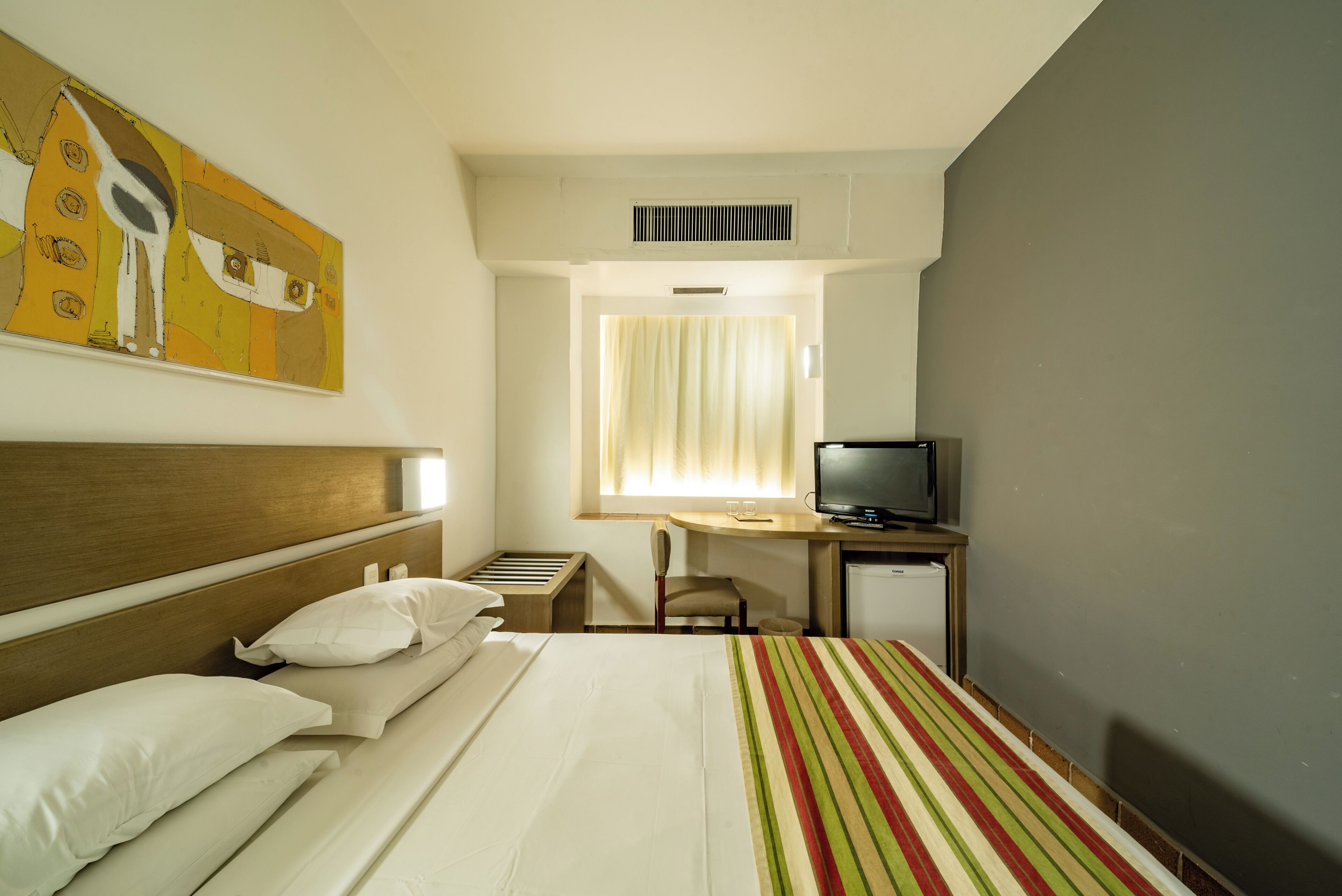 Een minibar, een kluis op de kamer, een bureau, verduisterende gordijnen