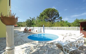Outdoor pool, pool loungers - Dragan´s Den Hostel (Korcula)