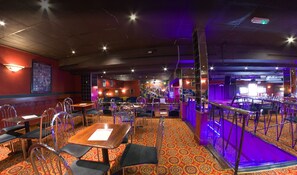 2 bars/lounges - Riviera Hotel (Torquay)
