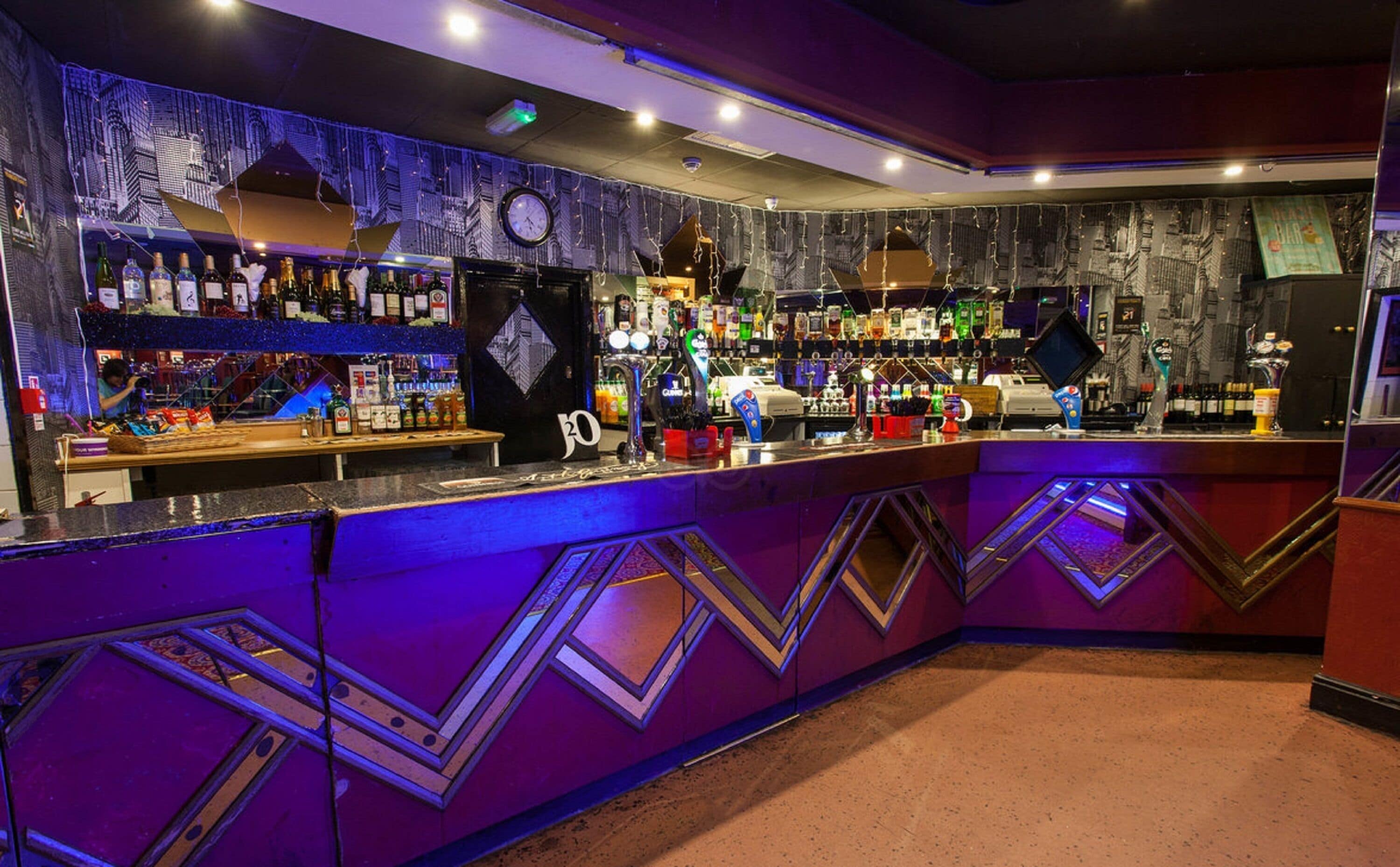 2 bar/lounge