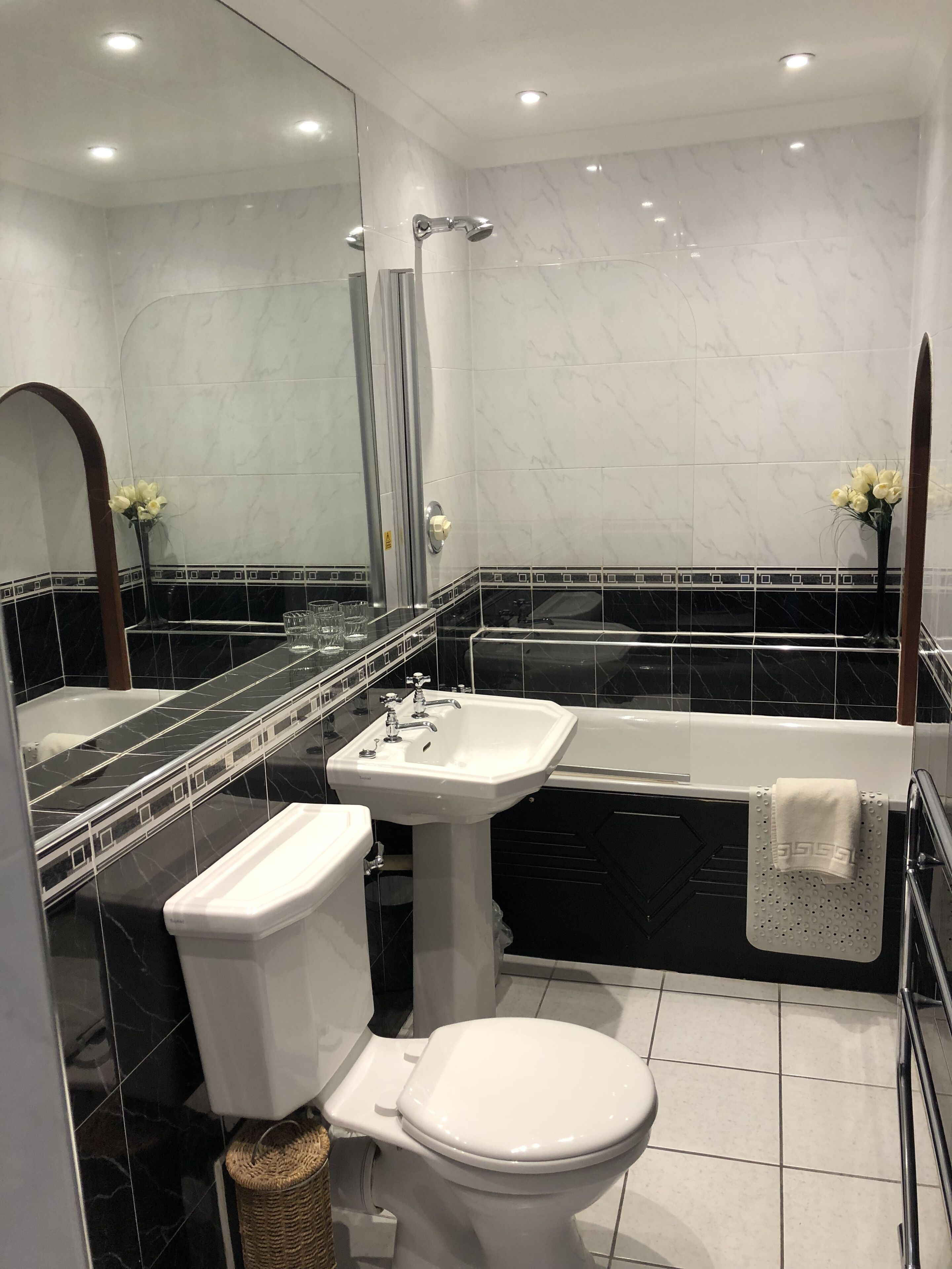 Un baño moderno con bañera, lavamanos e inodoro.