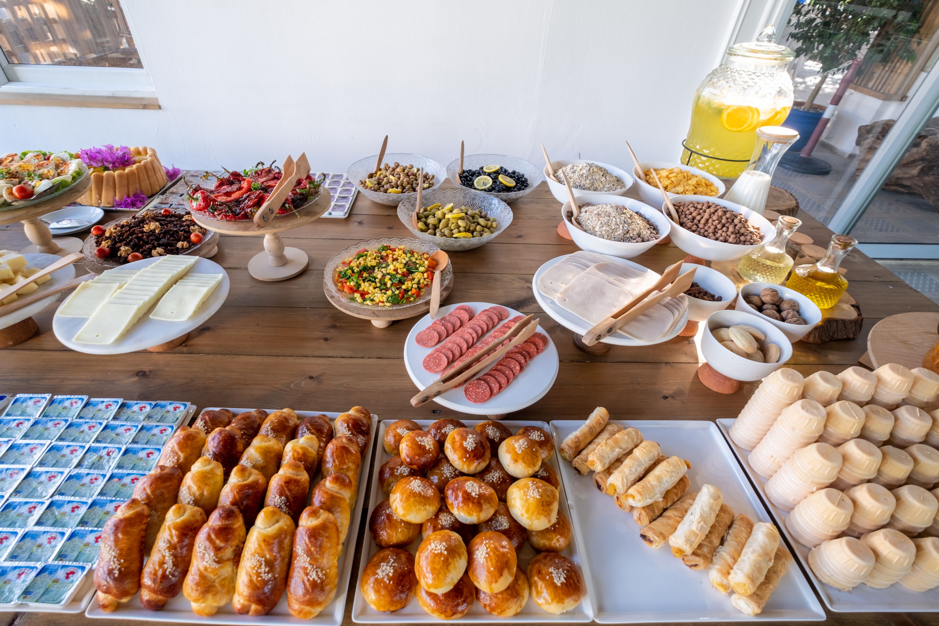 Diversos alimentos y condimentos dispuestos sobre una mesa de madera.