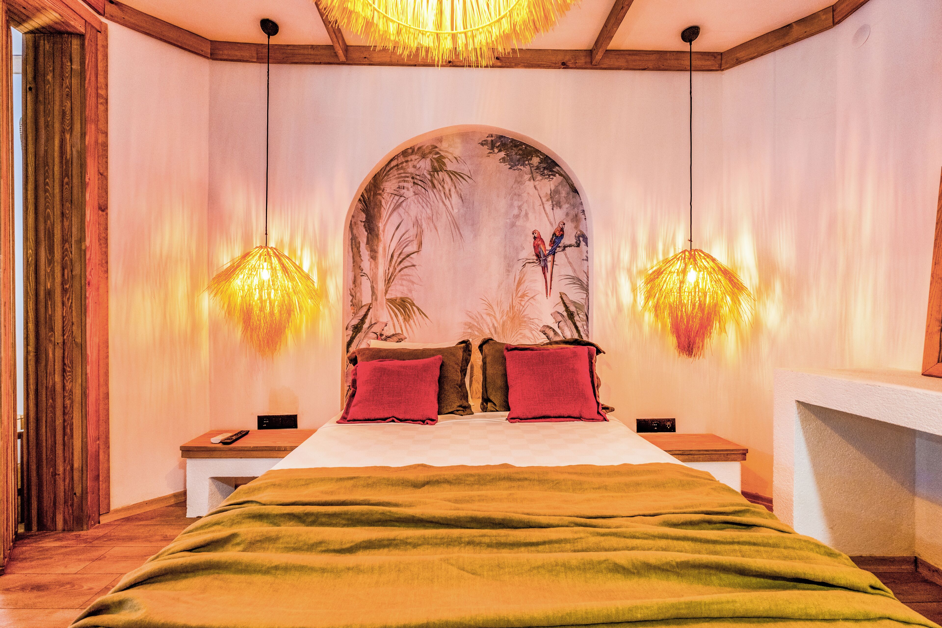 Minibar, individually decorated, individually furnished, blackout drapes