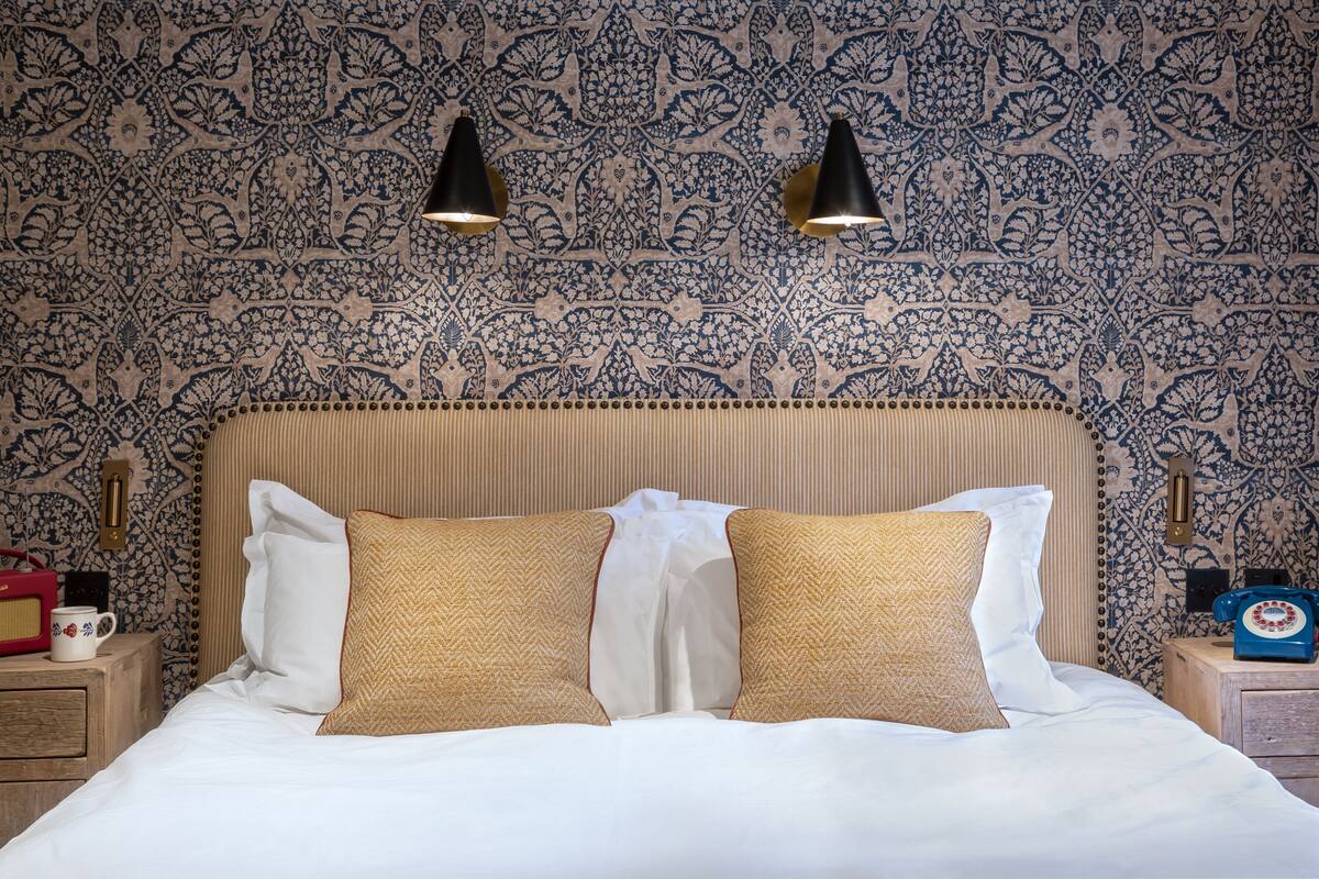 Egyptian cotton sheets, individually decorated, individually furnished
