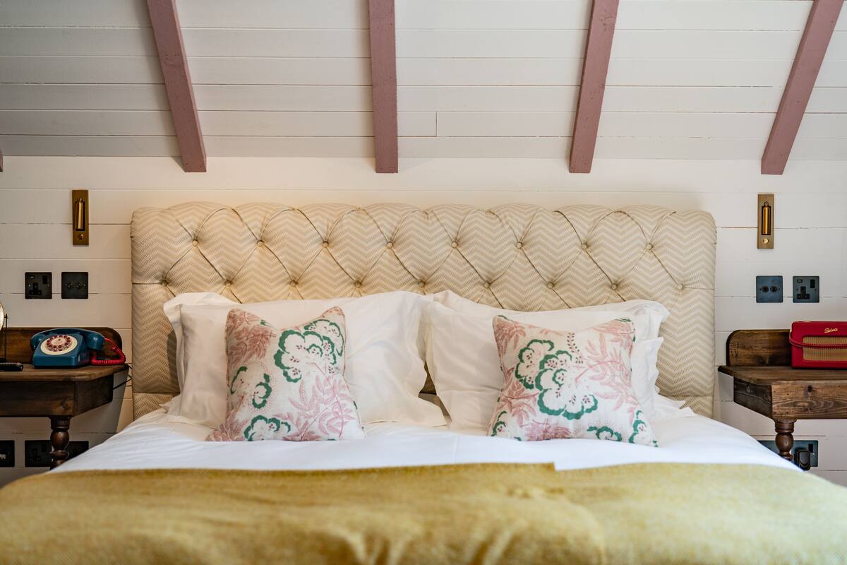 Egyptian cotton sheets, individually decorated, individually furnished