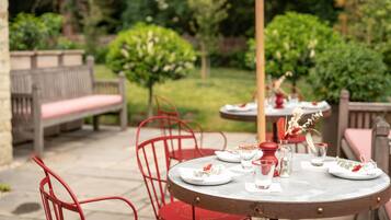 供应午餐和晚餐,英国菜,室外就餐