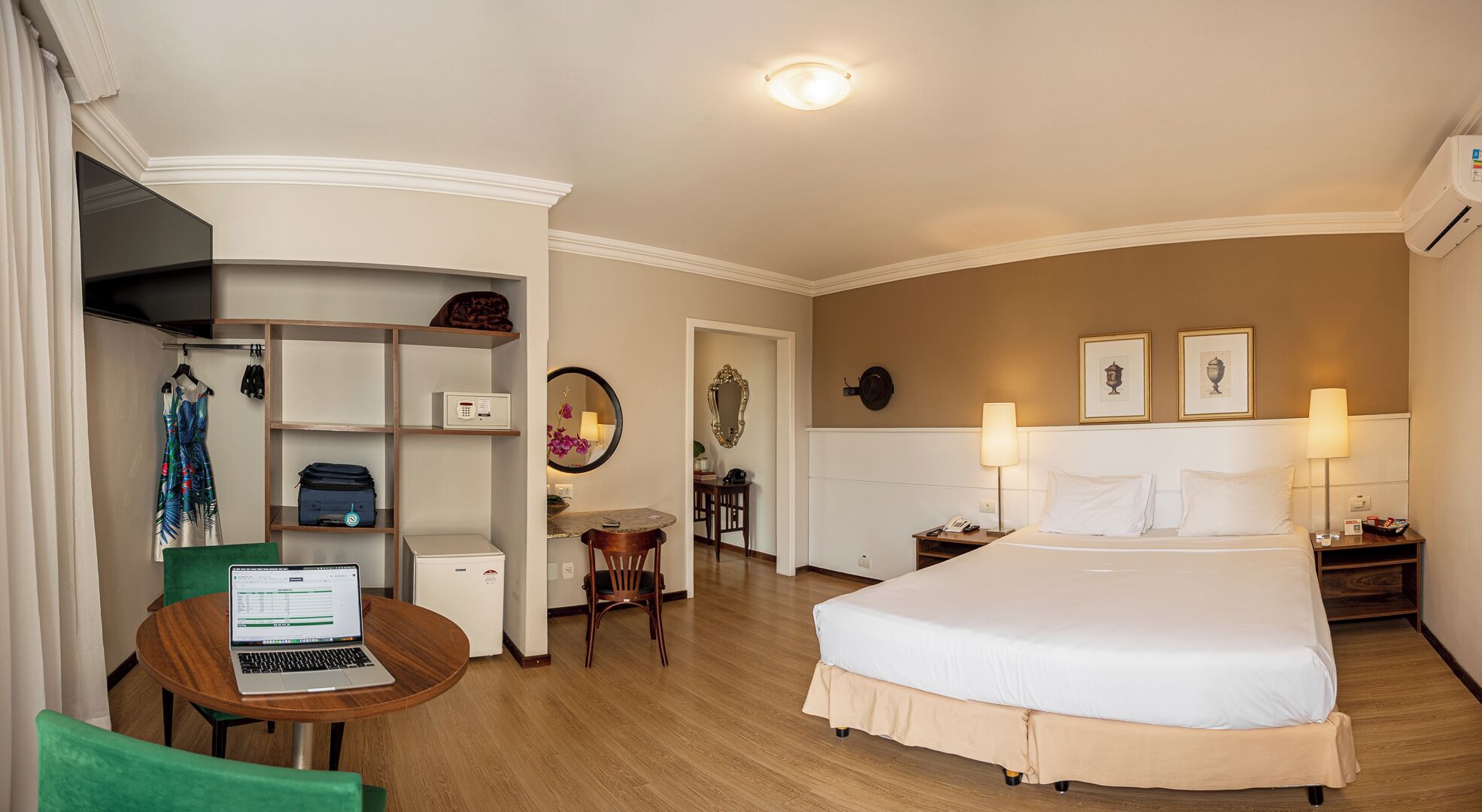 Habitación superior, 1 cama Queen size, balcón, vista a la ciudad | Ropa de cama hipoalergénica y minibar 