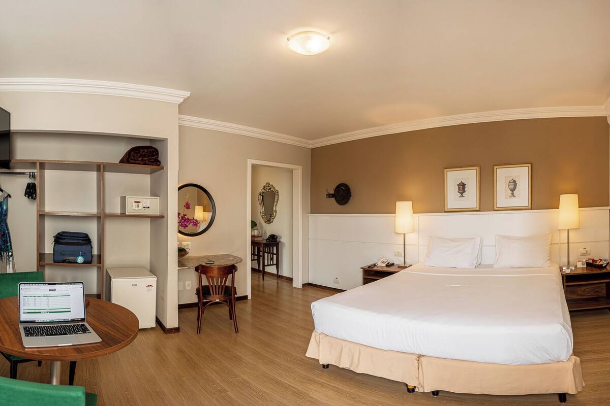 Quarto superior, 1 cama Queen, sacada, vista para a cidade | Roupas de cama antialérgicas, frigobar, cofres nos quartos, escrivaninha