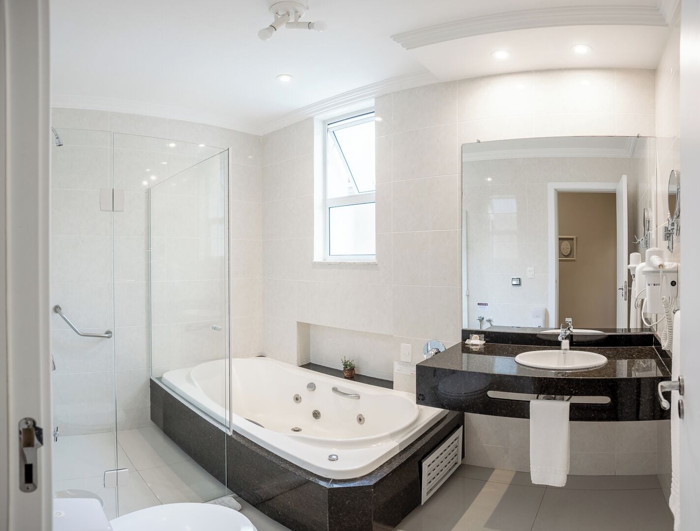 quarto casal exclusivo, 1 cama king com banheira | bathroom | free toiletries, hair dryer, towels, soap