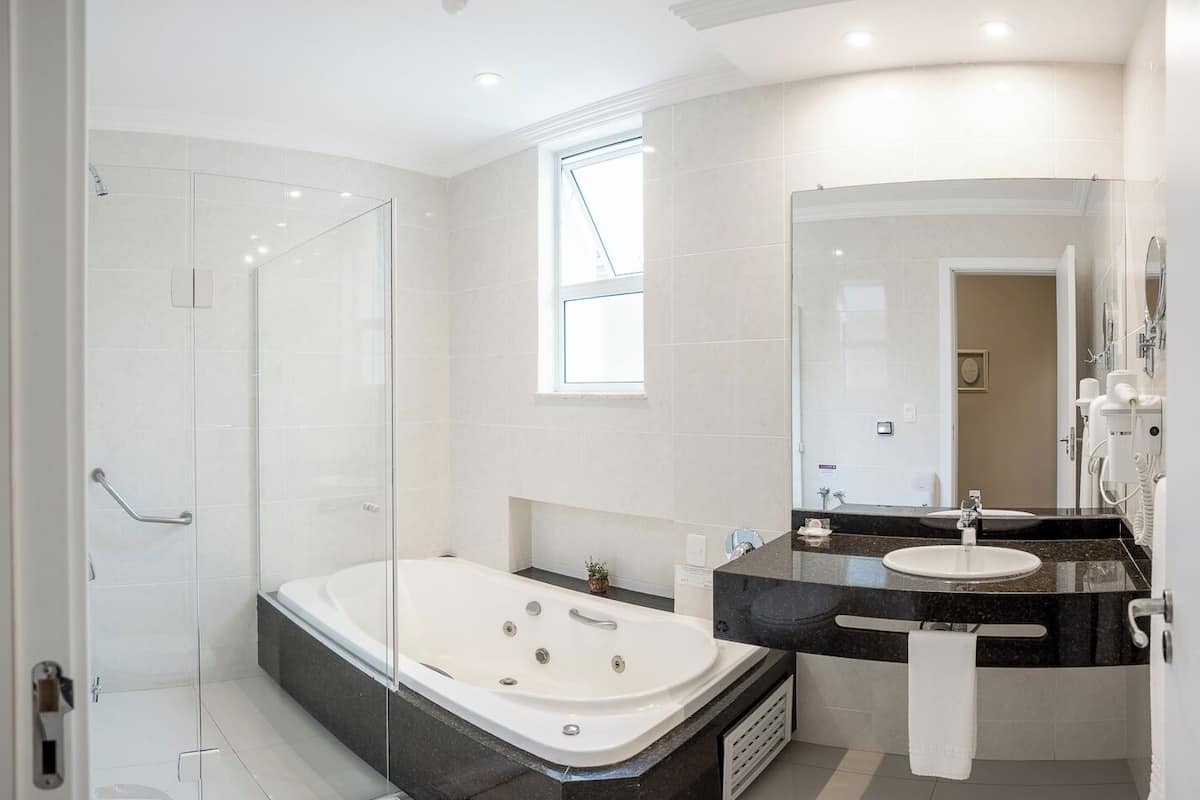 quarto casal exclusivo, 1 cama king com banheira | bathroom | free toiletries, hair dryer, towels, soap