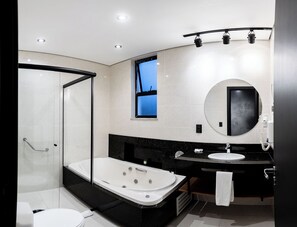 Deluxe-Doppelzimmer, 1 King-Bett, Whirlpool | Badezimmer