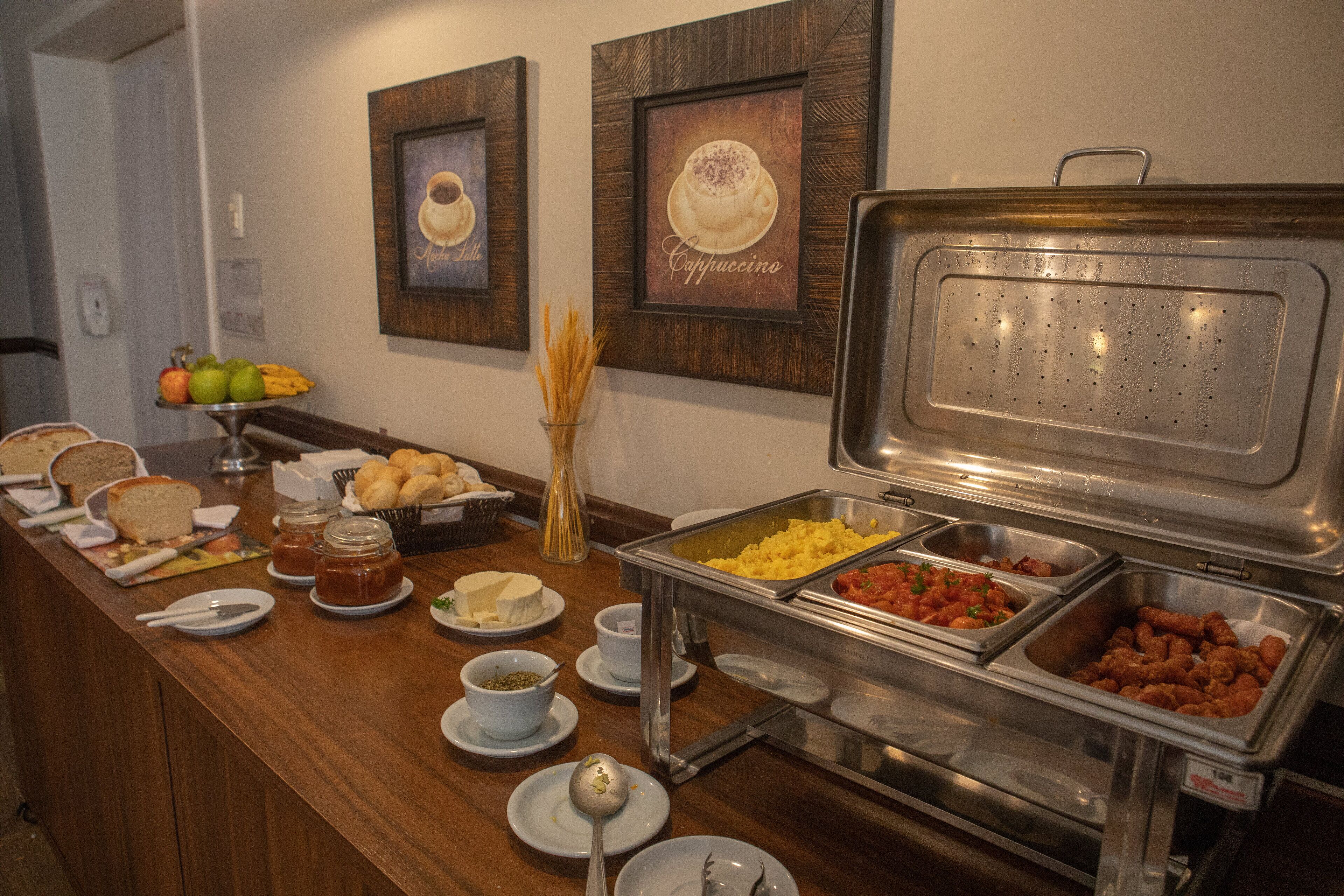 Un buffet con diversi cibi e un angolo caffè.