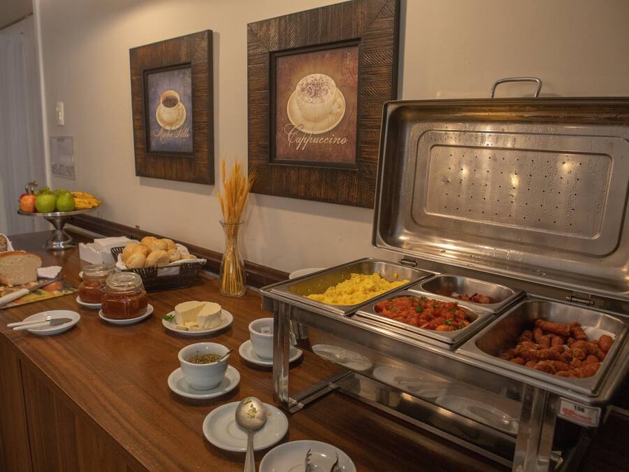 Een buffet met diverse gerechten en een koffiehoek.