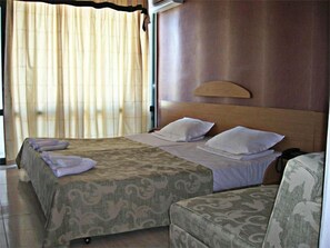 Zimmersafe, Bügeleisen/Bügelbrett, Zustellbetten, WLAN