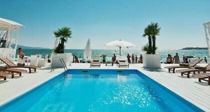 Amphibia Beach Complex