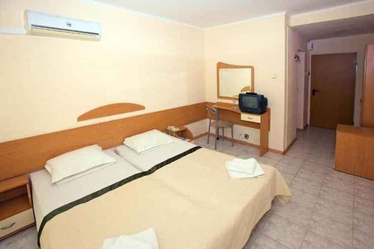 Basic Double Room | In-room safe, iron/ironing board, rollaway beds, WiFi