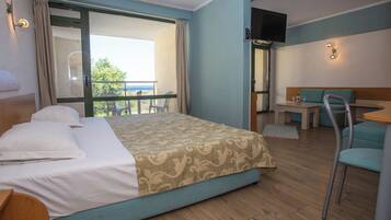 In-room safe, iron/ironing board, rollaway beds, WiFi